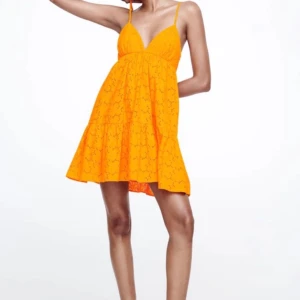 Sommarklänning 🧡🧡 - Säljer den här trendiga klänningen från ZARA som inte säljs längre 🧡🧡☺️Klänningen är liten i storleken och passar mig som har XS/S fast det står att den är i storlek L. Jättefin till sommaren och i toppenskick verkligen 💛💛