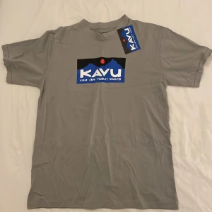 KAVU T-shirt  - KAVU T-shirt. Ljusgrå. 100%bomull. Oanvänd 