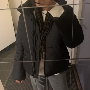 Jacka  - Fin och skön puffer jacka från Monki💕 Strlk xxs men sitter löst på mig som har xs/s, rätt så luftig  vilket gör det perfekt nu till våren. Säljs pga har andra jackor, nypris 499😇💕