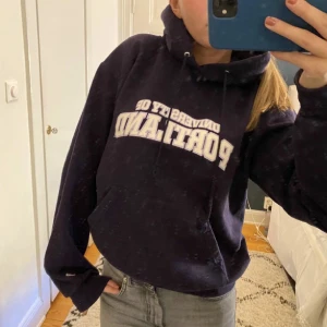 Vintage hoodie - Så fin vintage hoodie med tryck! Fint skick💕💕 passar en XS-M