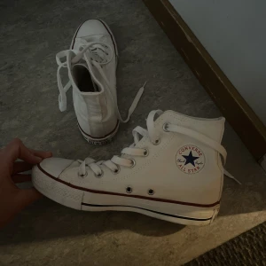 Converse Skor - Säljer dessa otroligt fina Converse i hög modell. Knappt använda och i mycket gott skick, som helt nya. Köpta för 800 säljer för 600. Priset kan diskuteras. Storleken är 36,5 men passar mig som har 37/38. 