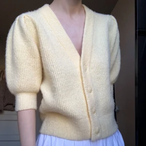 Kofta monki - Ljusgul kofta från Monki, XS. Skickas mot frakt eller mötas i Malmö