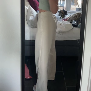 Linnebyxor - Beiga linnebyxor från HM. Snålt använda, som nya! Storlek M🥰