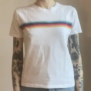 Brandy Melville T-shirt   Pride eller regnbågs tryck   Använd en eller två gånger så i perfekt skick 