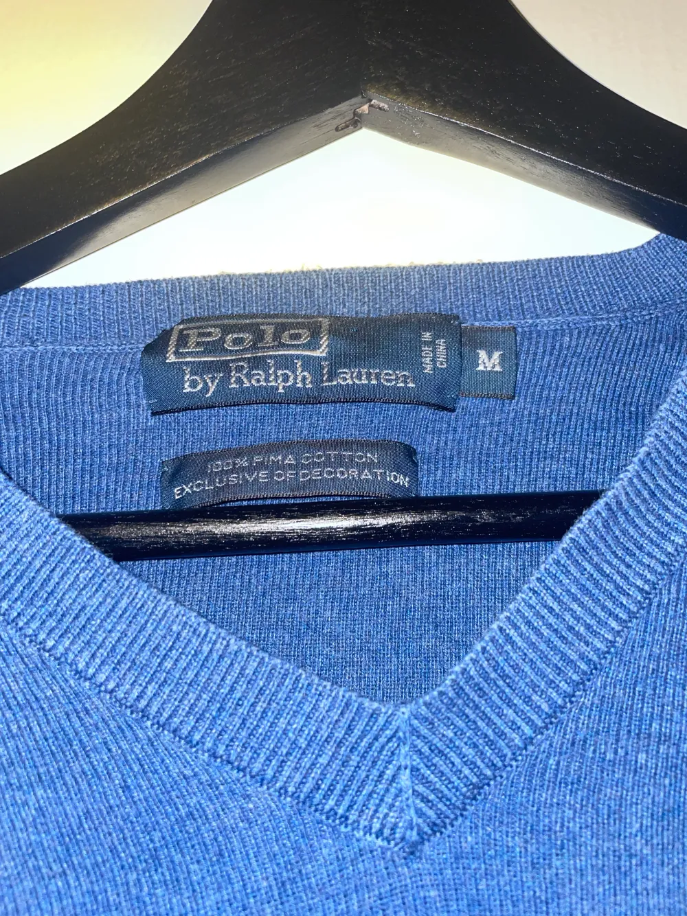 Hallå, nu säljer jag min blåa Polo Ralph Lauren sweatshirt för att den kommer inte till användning. Knappt använd. . Stickat.