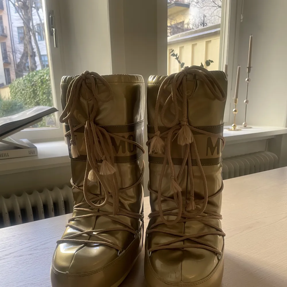 Icon metallic snow boots i guld.  Storlek 35-38. Använda 1 gång och köptes för 1800:-  Påse medföljer.. Skor.