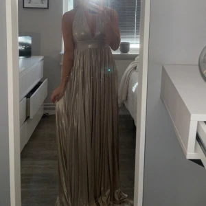 Balklänning  - Säljer min fina balklänning ifrån bubbelroom.  Klänningen är i storlek 32 och är enbart använd en gång!😊 Nypris:1600