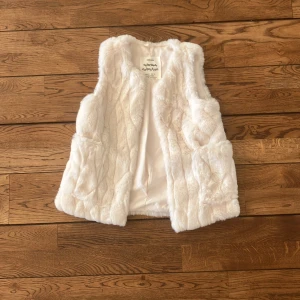 Zara väst - Fin fluffig väst.storleken är 6/7 men funkar på 6-9.extremt bra material och perfekt för vilket väder som hälst! Tryck ej på ”köp nu”❤️❤️