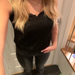 Fint linne  - As coolt linne i svagt leopard mönster som kommer fram i vissa ljus, så snyggt 