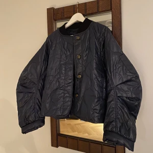 Bomberjacka vida armar   - Oanvänd Rabens saloner jacka, vidare vid armbågarna 