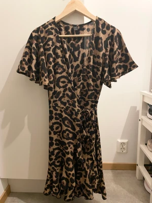 Leopard klänning  - Leo klänning använd en gång. Strl M