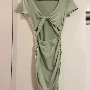 Grön klänning från SHEIN endast testad. 