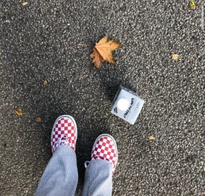 Röd/rutiga VANS  - Minimalt använda VANS storlek 37. Köpta på sellpy i somras men har inte använt pga för stora :(