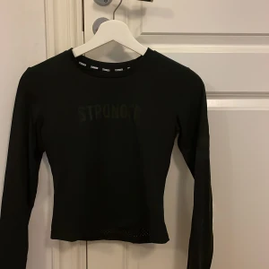 Träningstopp - En svart croppad träningstopp från stronger som nästan aldrig är använd, skriv för mer bilder