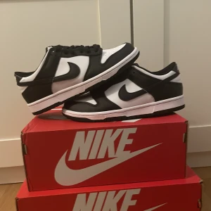 Nike dunk panda  - Nike dunk low panda, oanvända i storlek 39. Storlek 44 finns även. Pris kan diskuteras. Både box och kvitto finns. Hör gärna av er om ni har några frågor😁
