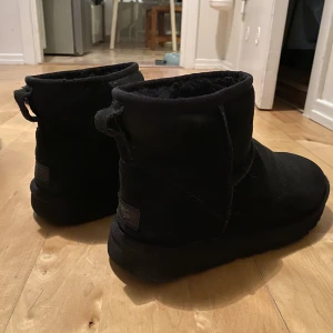 Uggs  - Svarta uggs i storlek 38. I använt skick!