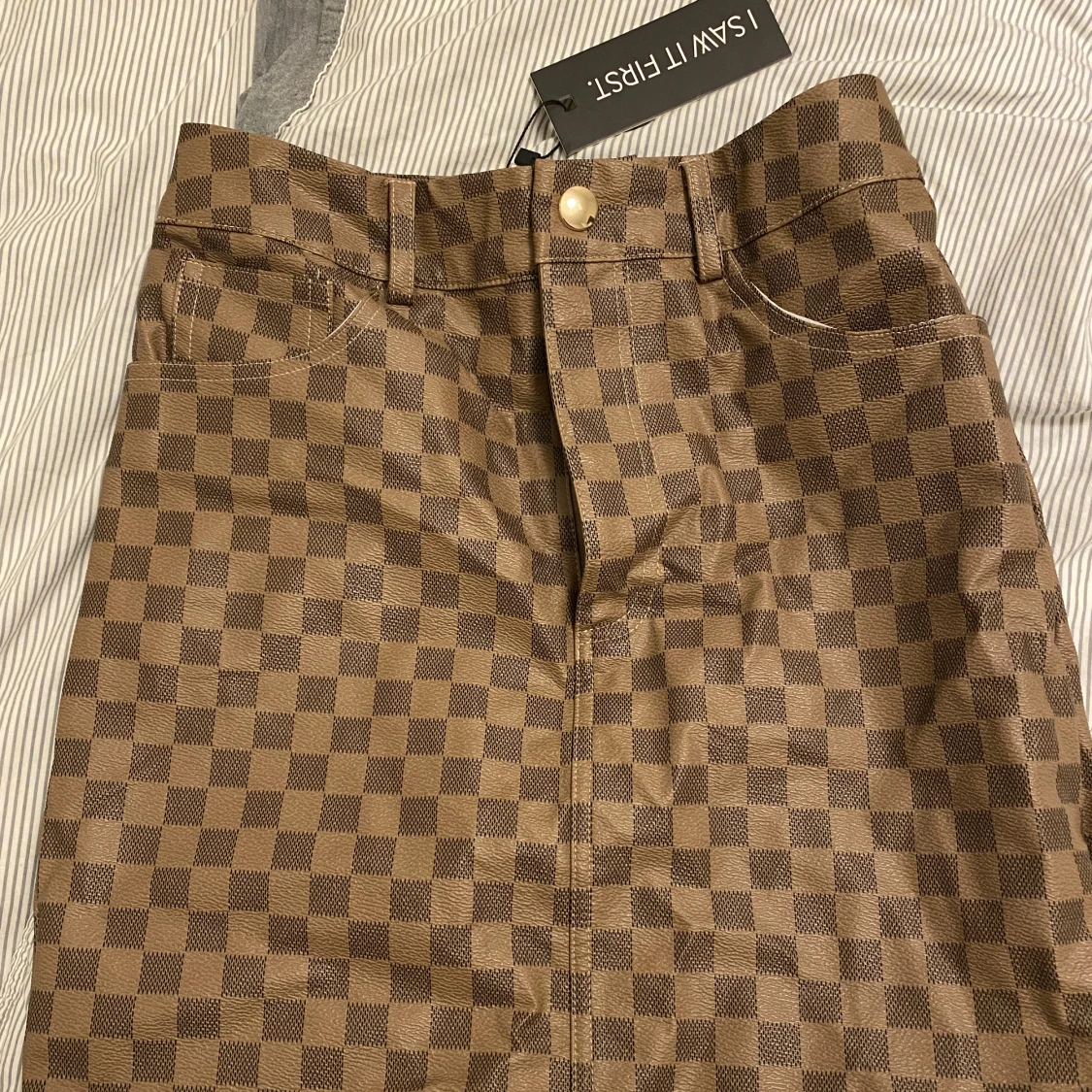 Kjol Isawitfirst tags kvar