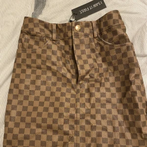 Kjol Isawitfirst tags kvar - Säljer denna aldrig använda kjol med tags kvar från Isawitfirst. LV inspirerad mönster Storlek 6 UK som motsvarar XS/34 EU