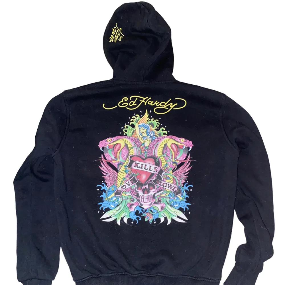 Super schysst ed hardy hoodie, typ S-M i size cond 9/10 jävligt schysst så köp köp köp . Hoodies.