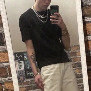 Svart t-shirt - Svart oversized t-shirt. Storlek XS, passar som S. Jag brukar bära S-M normal fit. Säljer då jag har växt ur den. Använt få gånger. I fint skick. 