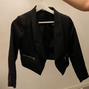 Kort kavaj - Denna är så himla fin men den har blivit för liten, därför måste jag sälja den. (Köparen står för frakten)