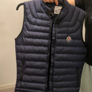 Moncler väst - Denna är så himla snygg med en hoodie på. (Köparen ansvarig för frakten)