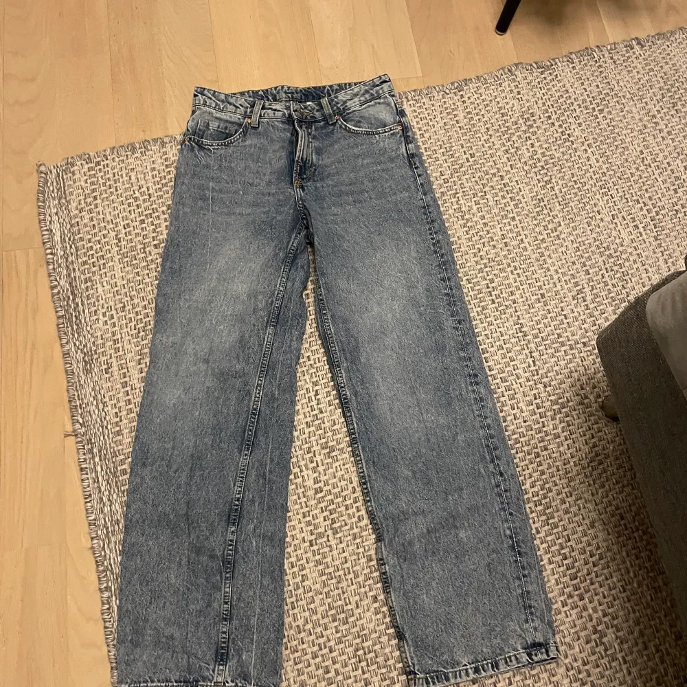 Midwaist jeans från H&M använt 1 gång.🙂. Jeans & Byxor.