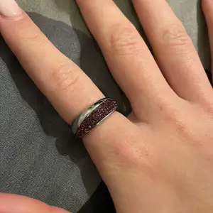 Jätte fin ring med lila glitter. Rostfri stål. Inga defekter (knappt använd)