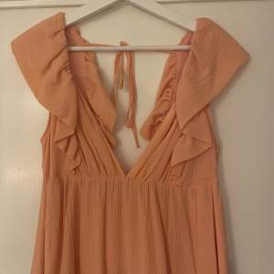 Otrolig orange klänning från H&M, urringad och öppen i ryggen. En riktig dröm till sommaren!