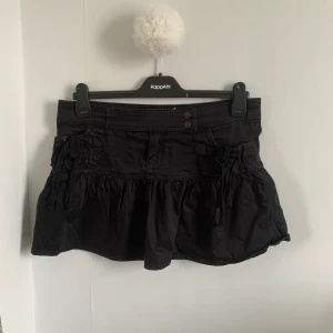 Miniskirt - (Inga bilder på! Skriv till mig innan ni köper) Svart kjol med volang i storlek M🖤 Fraktkostnaden kan variera beroende på betalsätt och har inte vägt plagget riktigt vilket gör att fraktkostnaden som står ibland inte stämmer!