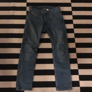 Jeans - Weekday - Knappt använda blåa jeans från weekday med vanlig passform. Mått: W-28 & L-30