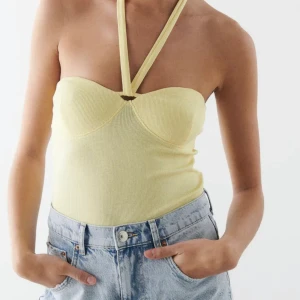 Bandeau top - En jättefin gul top som aldrig är använd. Storlek S ❤️‍🔥från gina tricot