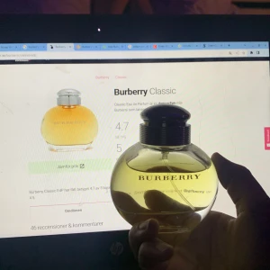 Burberry - Mycket omtyckt feminin,fräsch inte för tung doft. En hint av jordgubbsdoft ,blommig 