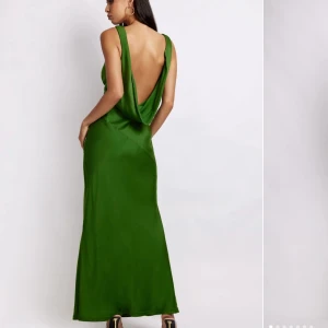 Balklänning  - Balklänning köpt från Meshki för 950kr där frakt tillkom på 250kr. Jag är 165 och den får ner till marken och lite till. Passar mig som är storlek S. Den är aldrig använd och prislappen sitter kvar. 