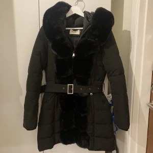 Roco Baroco vinterjacka storlek S - Säljer min älskade, sprillans nya vinterjacka från märket Roco Baroco i storlek S. Använd 2 gånger och säljs då jag gått ner i vikt och jackan blivit alldeles för stor. Nypris 2699kr. Finns i Farsta. Kan skickas mot fraktkostnad 