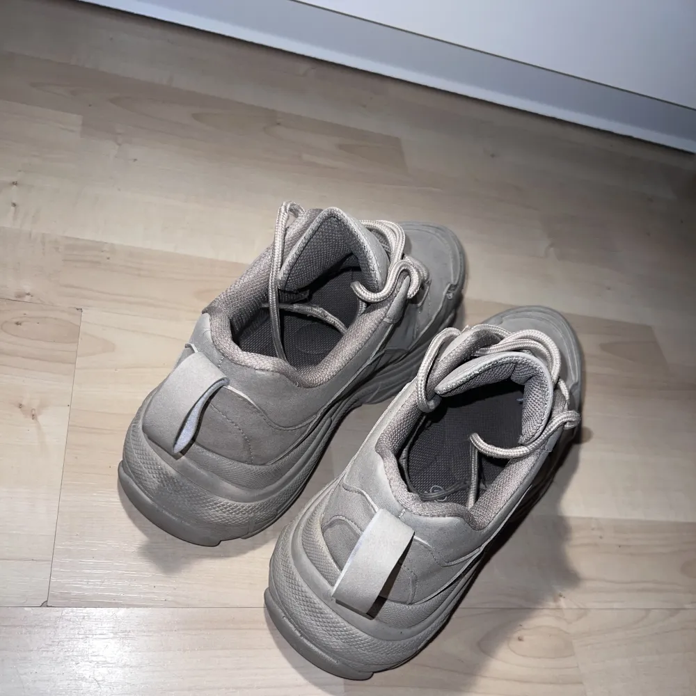 Chunky sneakers, ser ut som nya på utsidan, lite skadade vid hälen på insidan, annars inga större skada eller slitage på dem. . Skor.