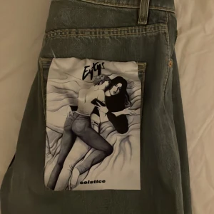 Eytys jeans - Säljer mina helt nya eytys jeans, pga av att det inte passade mig. Är själv en strl 38 men skulle säga att det mer passar en 36/34. Långa och raka i modellen. Midd Rise modell. Färgen är grå/silver. 
