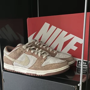 Nike dunk low medium curry  - 🍂Nike dunk low medium curry 🍂‼️Storlek 44,5 ‼️✅Box och kvitto finns ✅🦋Mycket populär och lätt färg att matcha 🦋📦Kan frakta eller mötas upp i Stockholm 📦🌸Svarar gärna på frågor eller skickar fler bilder 🌸⚡️Pris kan diskuteras vid snabb affär ⚡️