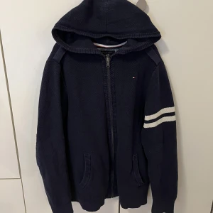 Tommy Hilfiger - Säljer en snygg Tommy Hilfiger hoodie 9/10 skick. Nästan aldrig använd. Säljer för att jag aldrig använder den. Storlek S. Köpare står för frakt. 