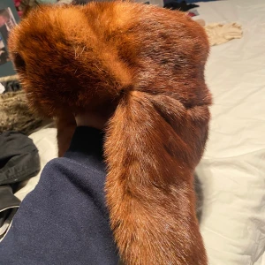 Pälsmössa - jättefin pälsmössa i fint skick! det är äkta päls och värmer bra.