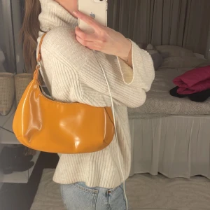 Väska - Superfin orange/brun väska från gina. Har en liten defekt (se sista bilden) 💖