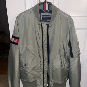 Tommy hilfiger bomberjacka  - Riktigt Nice jacka ifrån Tommy hilfiger!  Aldrig använd! Small men passar lätt M med!  Nypris 2799kr 