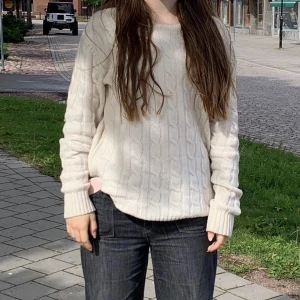 KabelStickad tröja - Perfekt kabelstickad tröja, lite små nopprig, men annars i superfint skick!! Osäker på ifall jag vill sälja, isåfall vid bra bud!!