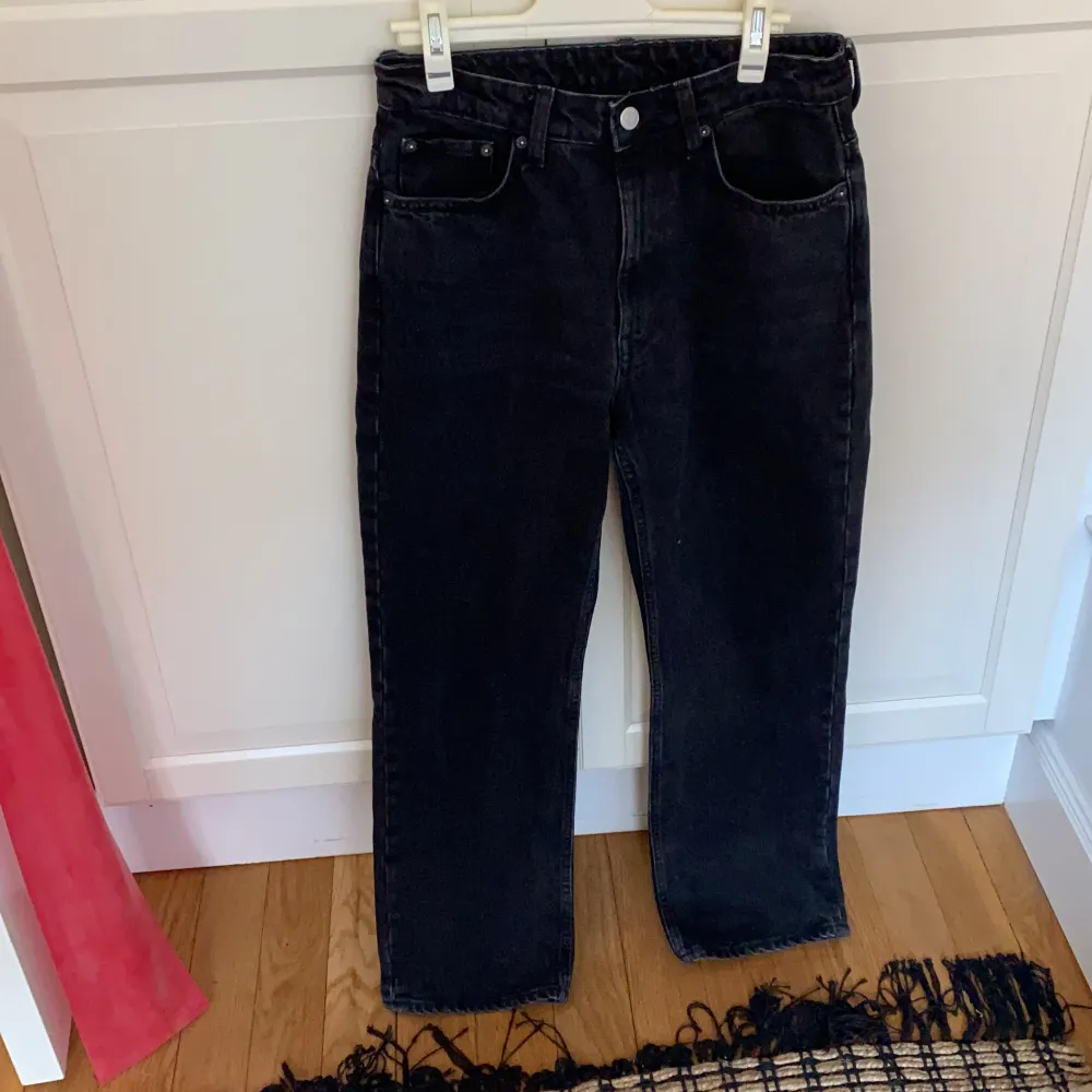 Jeans från Weekday i modellen Voyage i storlek 27/28. Användt fåtal gånger då de är för små för mig. De är raka i benen och highwaisted! . Jeans & Byxor.
