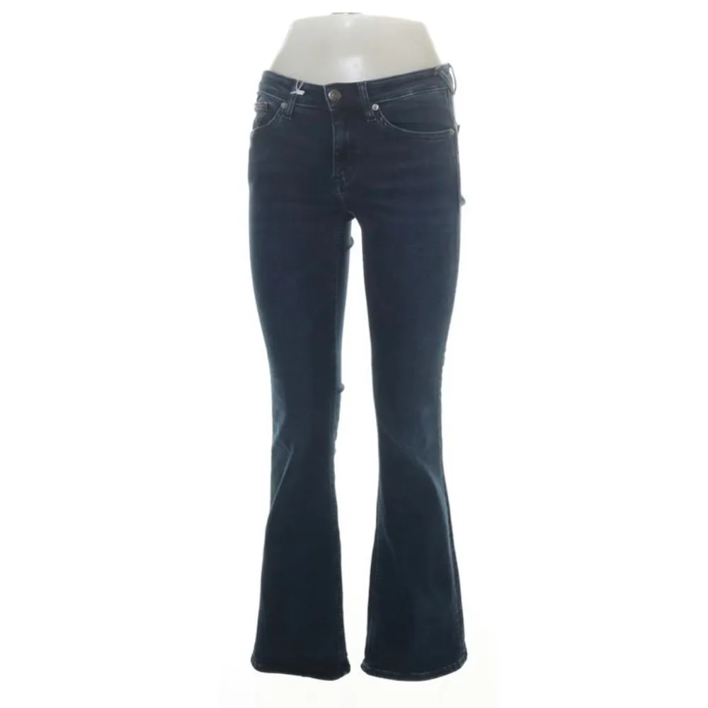 Mörkblå mid/lågmidjade bootcut jeans i storlek 28/30 från Tommy Jeans som jag köpte på sellpy men var för små för mig. . Jeans & Byxor.