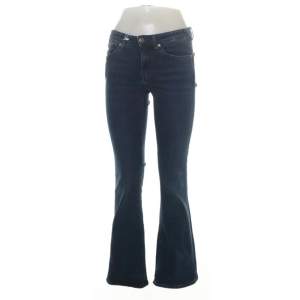 Mörkblå mid/lågmidjade bootcut jeans i storlek 28/30 från Tommy Jeans som jag köpte på sellpy men var för små för mig. 