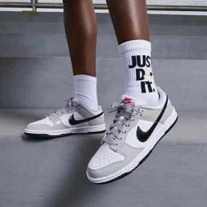 Nike Dunk Low Essential Light Iron Ore - Nike Dunk Low Essential Light Iron Ore. Endast provade, köpt på nikes egna hemsida. Har bytt till vita skosnören men original medföljer. Pris kan diskuteras!