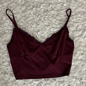 Rött linne  - Ett fint linne som är använt fåtal gånger, säljes för att den används ej längre.  Köparen står för frakten!