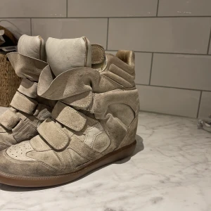 Isabel marant skor - Ett par isabel marant skor i gott skick i storlek 39. Köparen betalar för frakt 💕🥰
