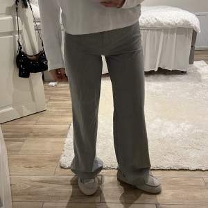 Jättefina gråa kostymbyxor från Bershka men tyvärr lite för små för mig💝jag är 164 cm för referens💕 köparen står för frakten💝
